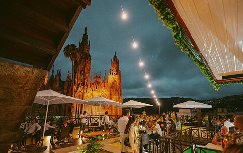 Terraza con vistas a la Iglesia de San Juan Bautista